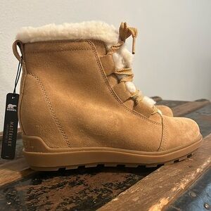 NWOT Sorel Evie II Cozy bootie, tan with off white Sherpa. Wedge, women’s 9.
